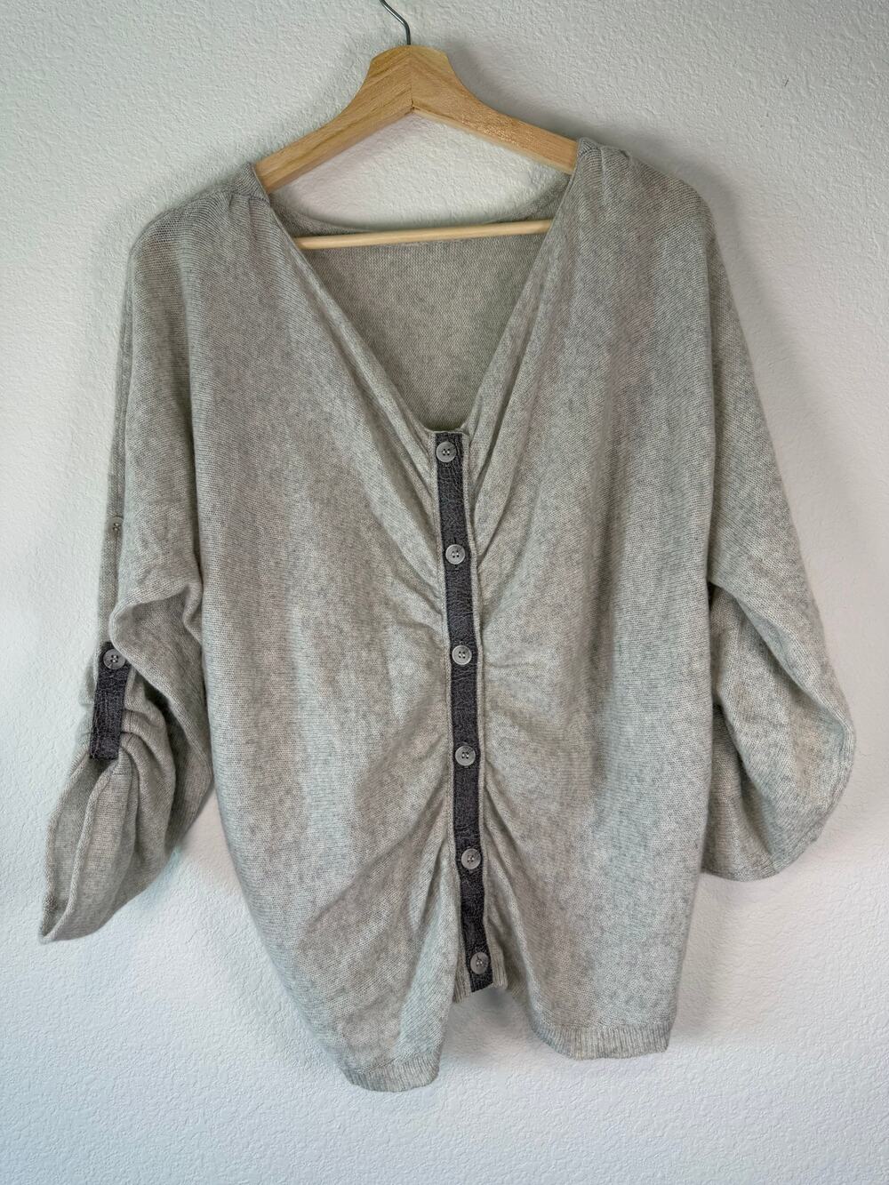   Subtle Luxury 100% Cashmere Cardigan Sweater Oatmeal Beige Knit M/L